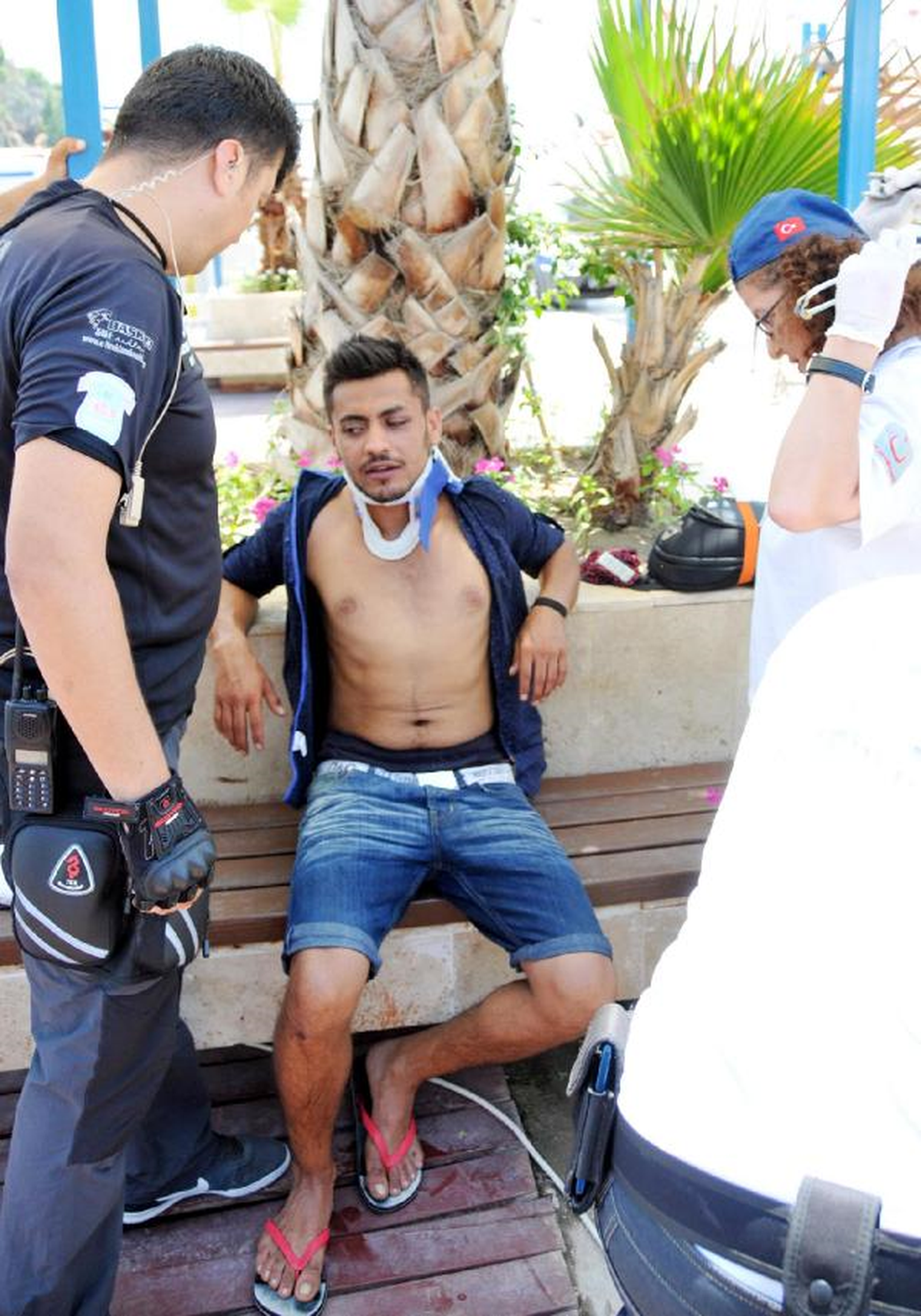 Antalya\'da Denize Girmek İsterken Kayalıklardan Düştü