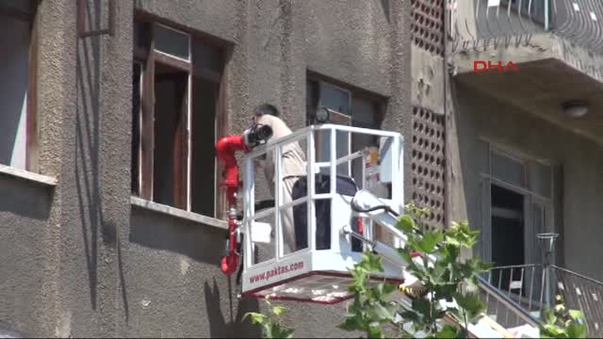 Denizli Patlama Olan Binadaki Eşyalarını İtfaiye Çıkarttı