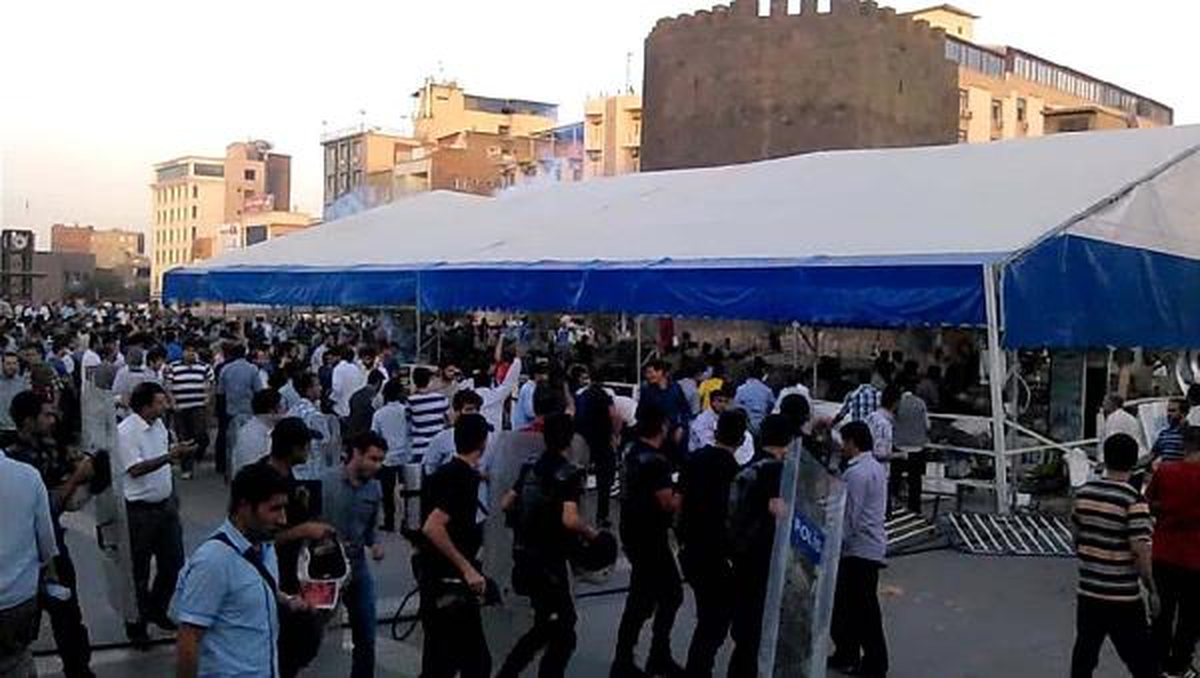 Diyarbakır\'da ABD Konsolosluğu\'nun İftar Çadırına Saldırıp Yıktılar