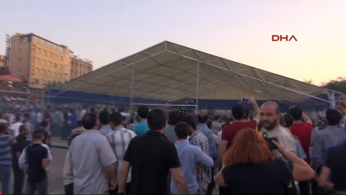 Diyarbakır\'da İftar Çadırına Saldırıp Yıktılar
