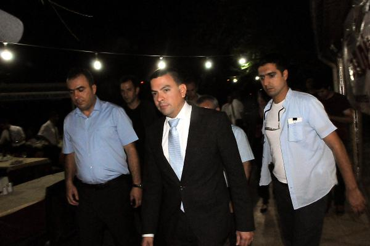 Diyarbakır\'da ABD Konsolosluğu\'nun İftar Çadırına Saldırıp Yıktılar (3)