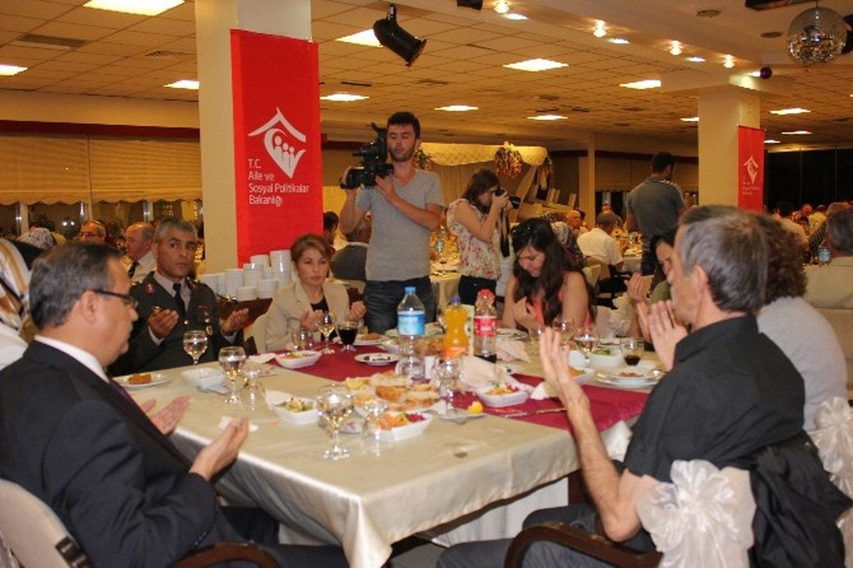 Düzce Valisi Şehit Yakınları ve Gazilerle İftar Yaptı