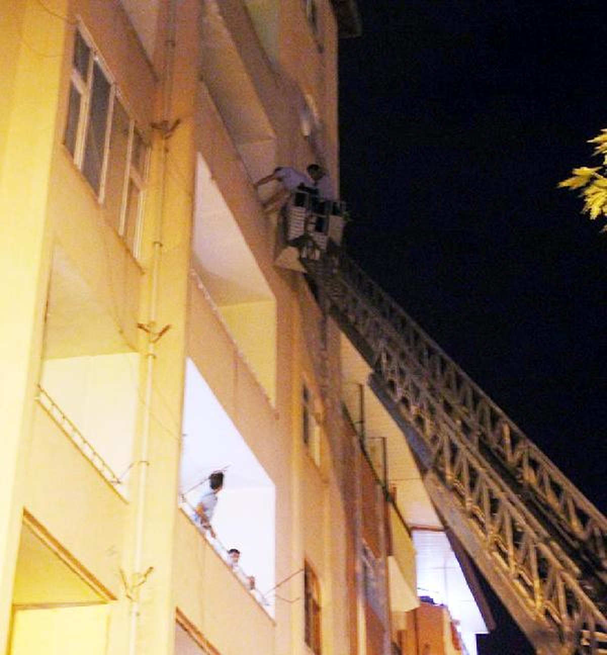 Eşinin Eve Kilitlediği Kadını Polis Kurtardı