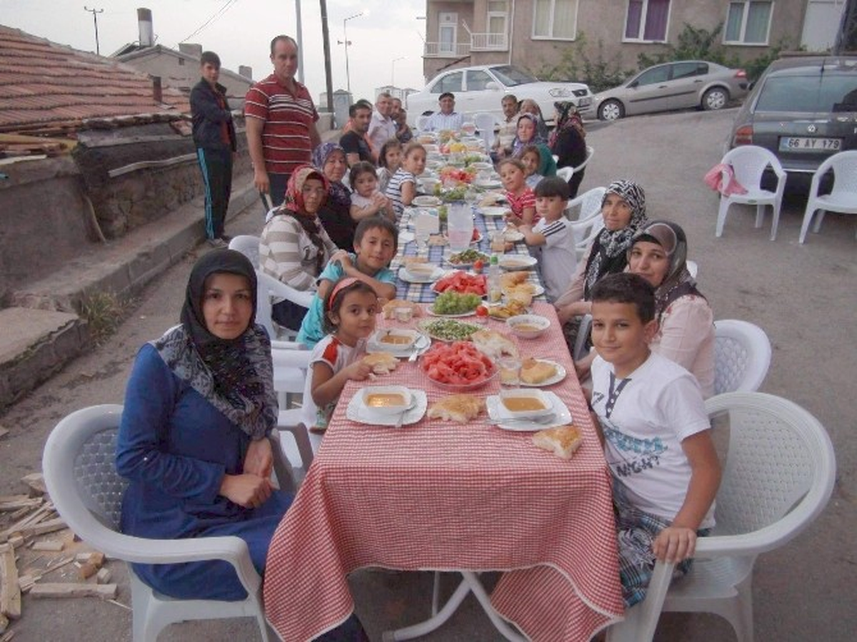 İftar Sofrası ile Komşuluk Kültürüne Sahip Çıkıyorlar