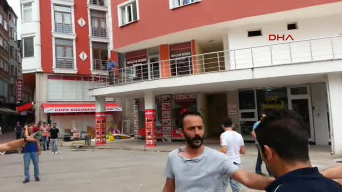 İhh Ekibi Hopa\'ya İftar Vermeye Gidince Olay Çıktı: 9 Yaralı