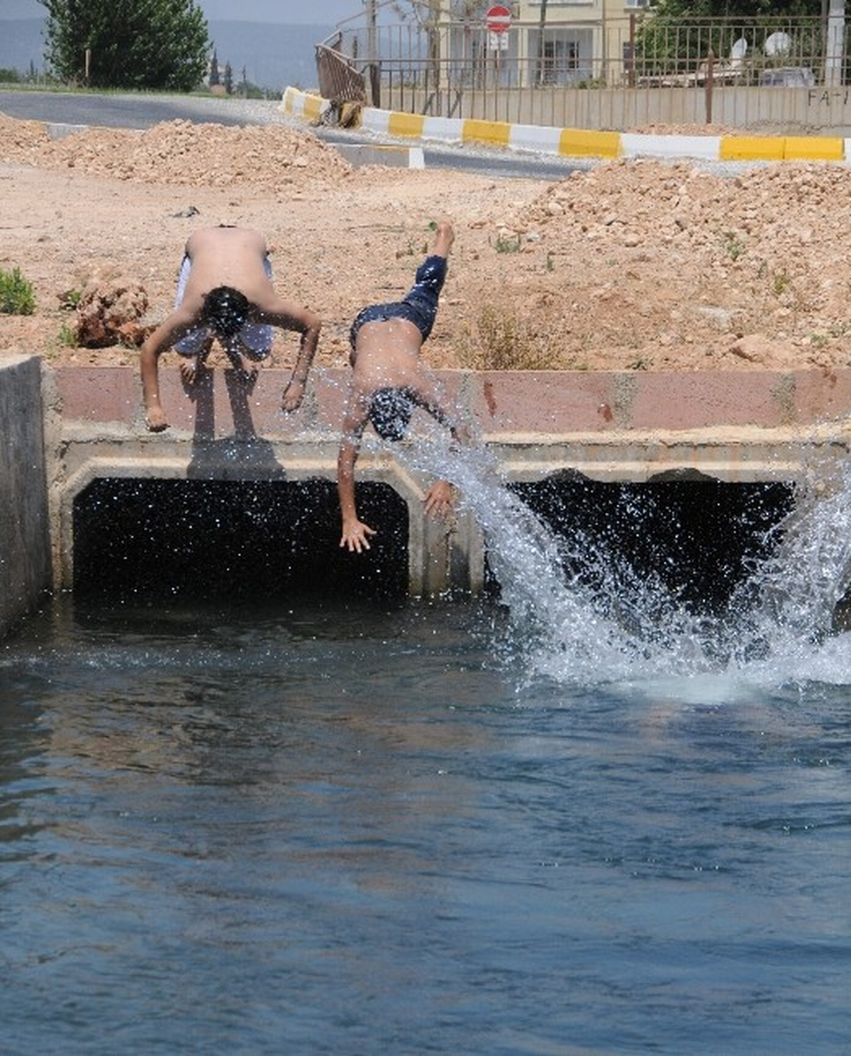 Antalya\'da Kanal ve Havuzda Tehlikeli Serinlik