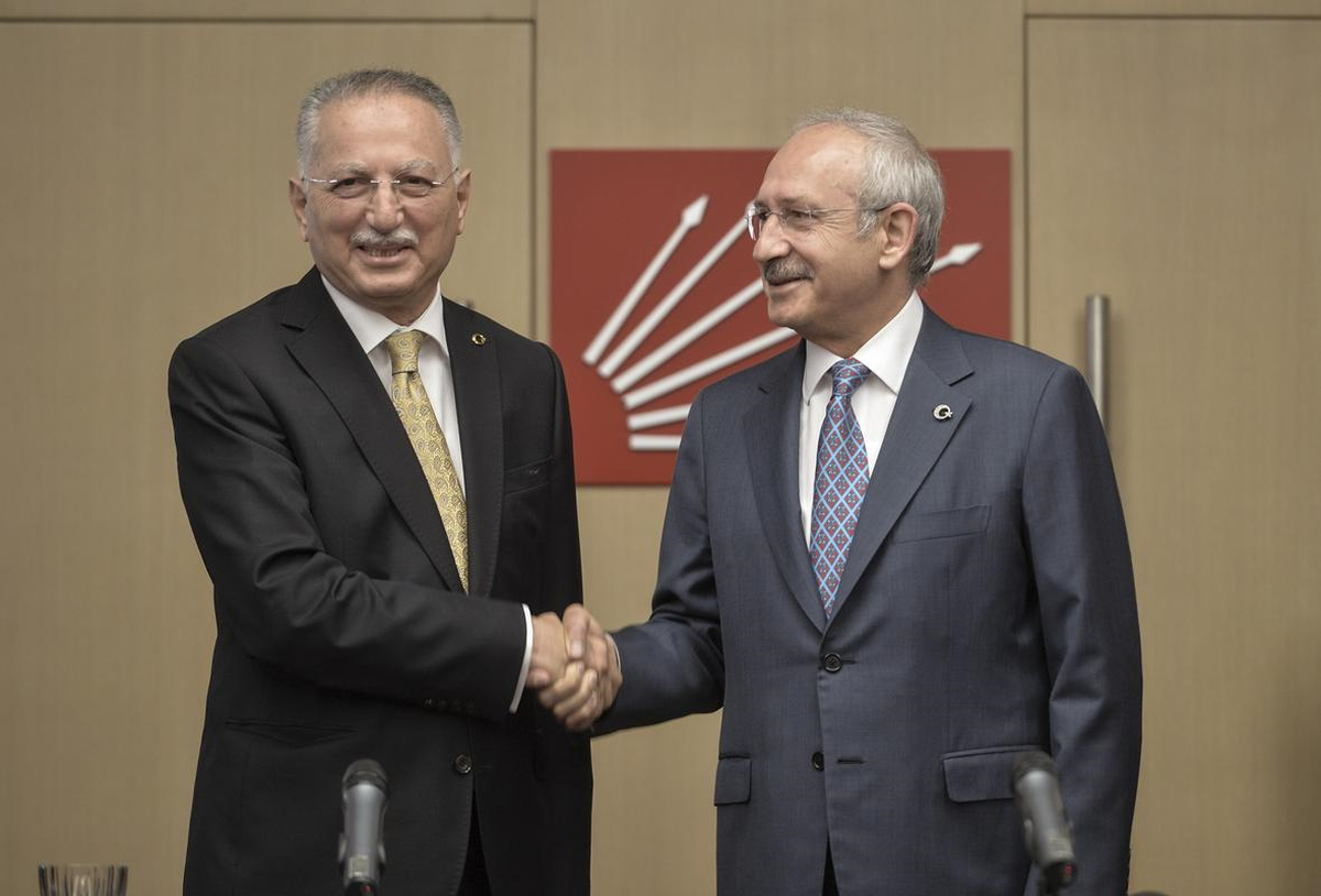 Kılıçdaroğlu, Cumhurbaşkanı Adayı İhsanoğlu\'na 9 Bin Lira Bağışta Bulundu