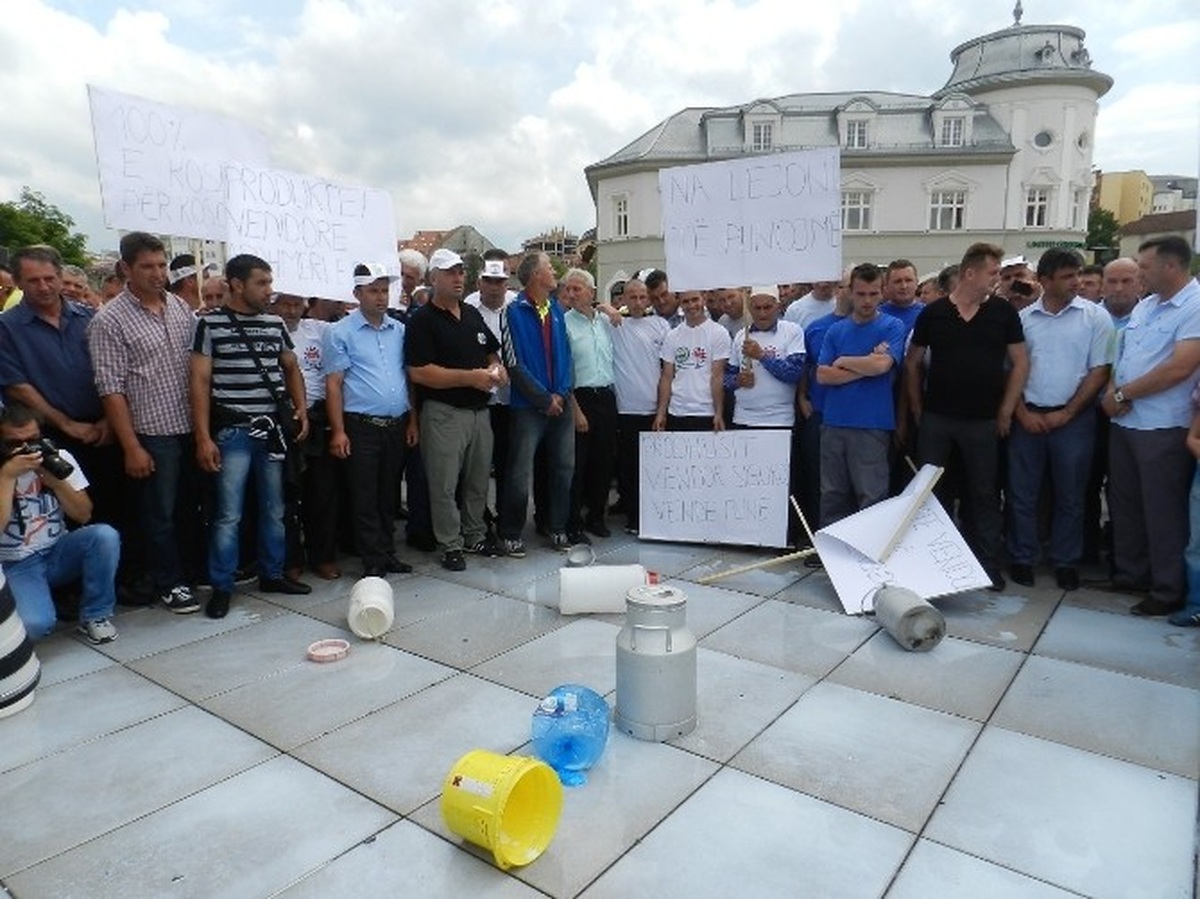 Kosova\'da Sütleri Meydana Döktüler