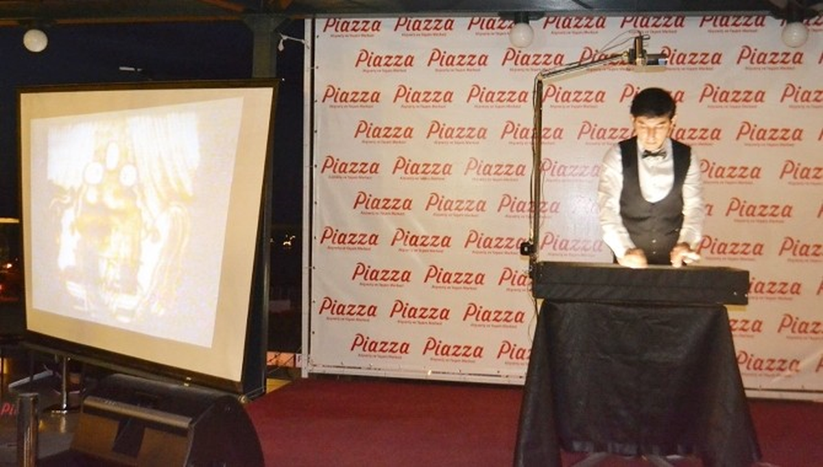 Kum Sanatçısı Çelikdemir Piazza\'da