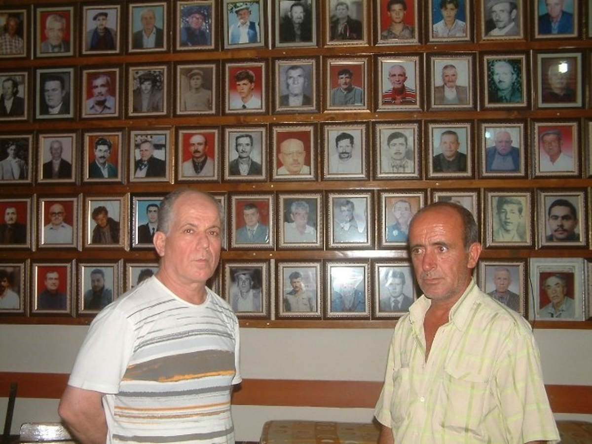 Mahallesinde Ölen 158 Kişinin Fotoğrafını Sergiliyor