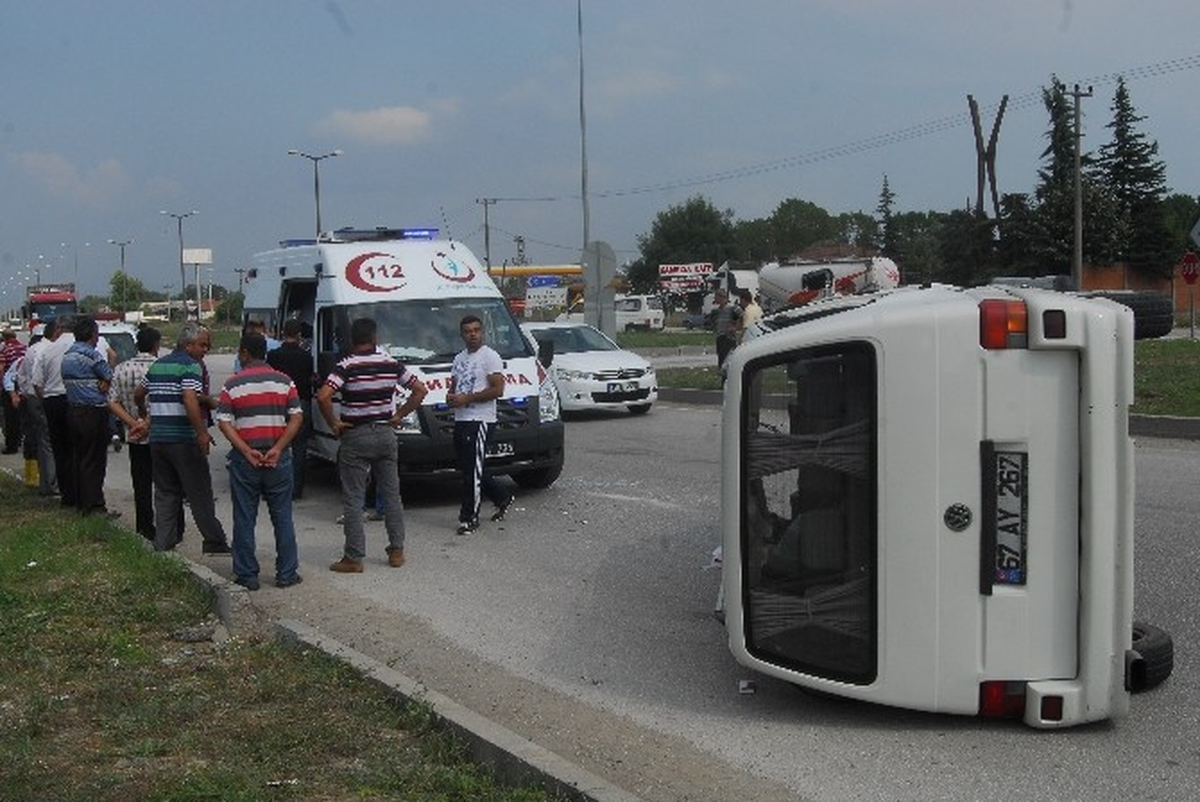 Minibüs Yan Yattı İki Kişi Yaralandı