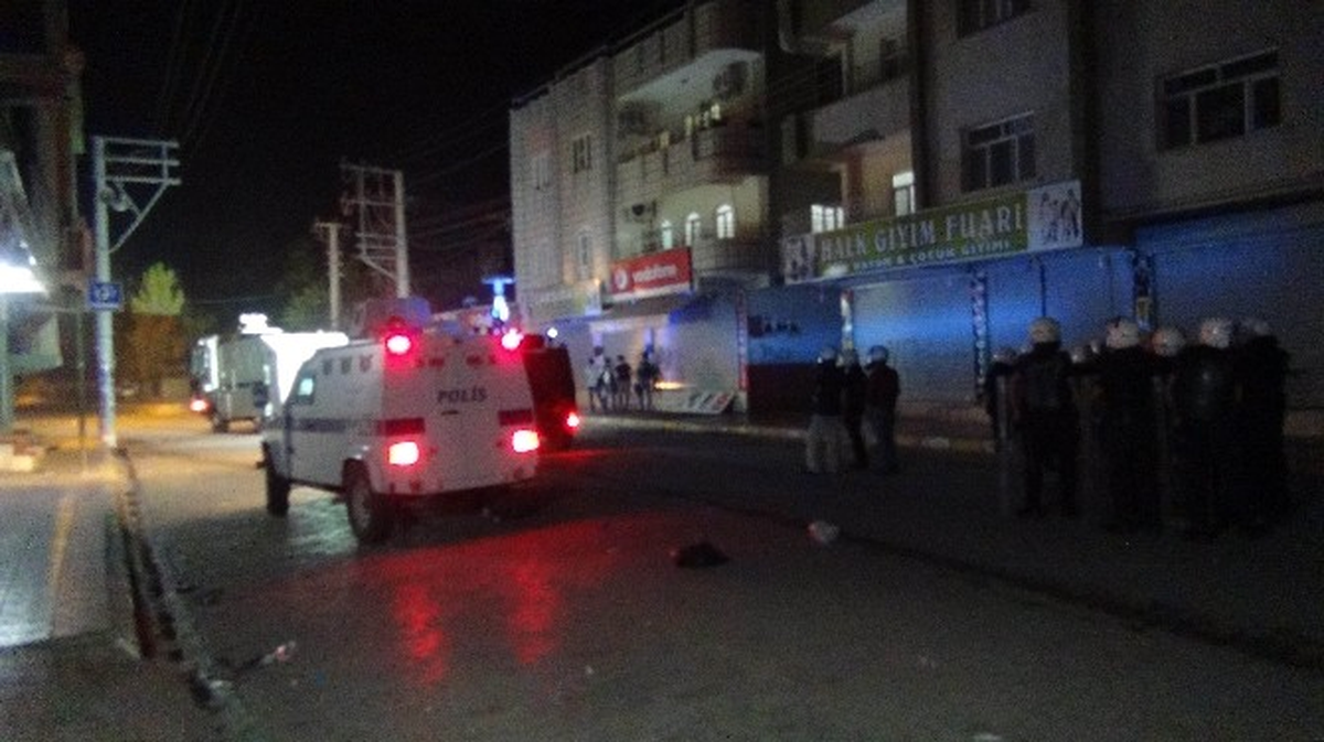 Nusaybin\'de Sınıra Yürüme İsteyen Gruba Polis Müdahalle Etti