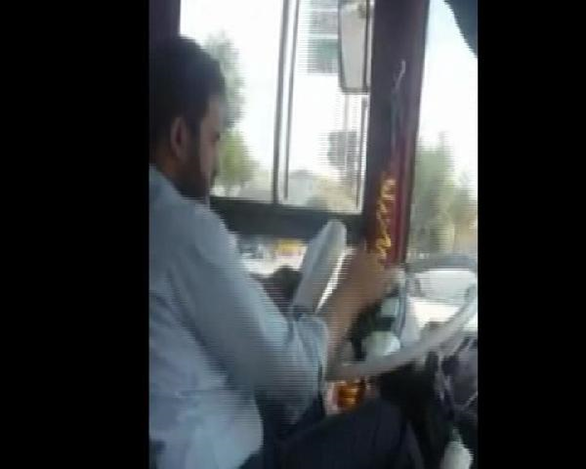 Otobüs Kullanırken Kitap Okuyan Sürücü Kamerada