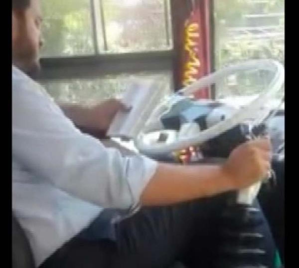 Otobüs Kullanırken Kitap Okuyan Sürücü Kamerada