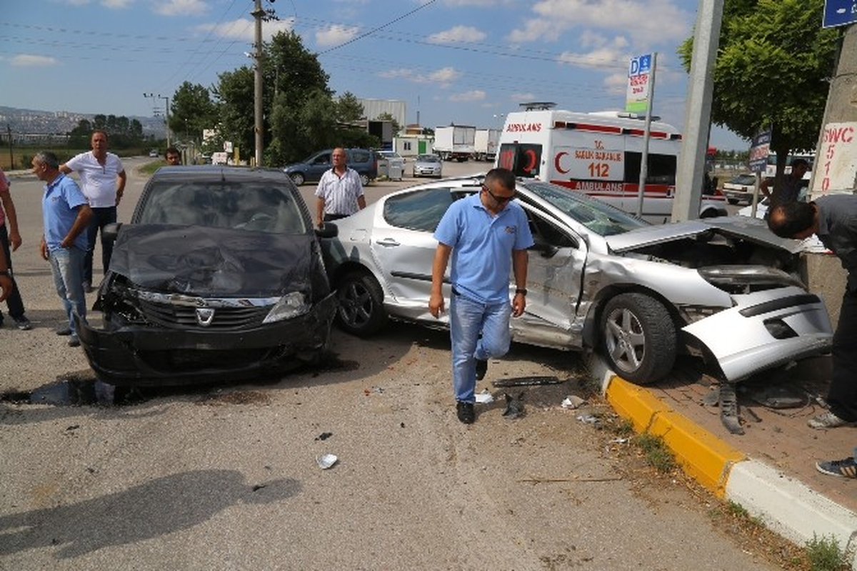 Otomobiller Çarpıştı: Üç Yaralı
