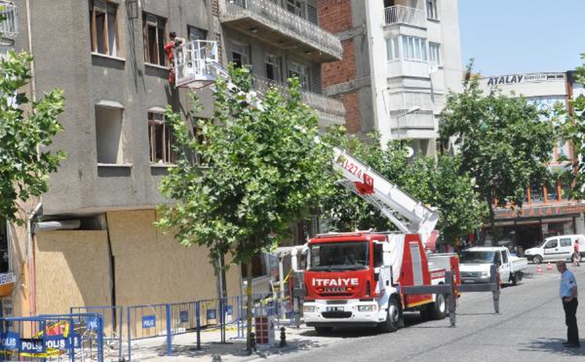 Patlama Olan Binadaki Eşyalarını İtfaiye Çıkarttı