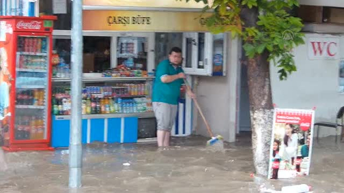 Sağanak etkili oldu -