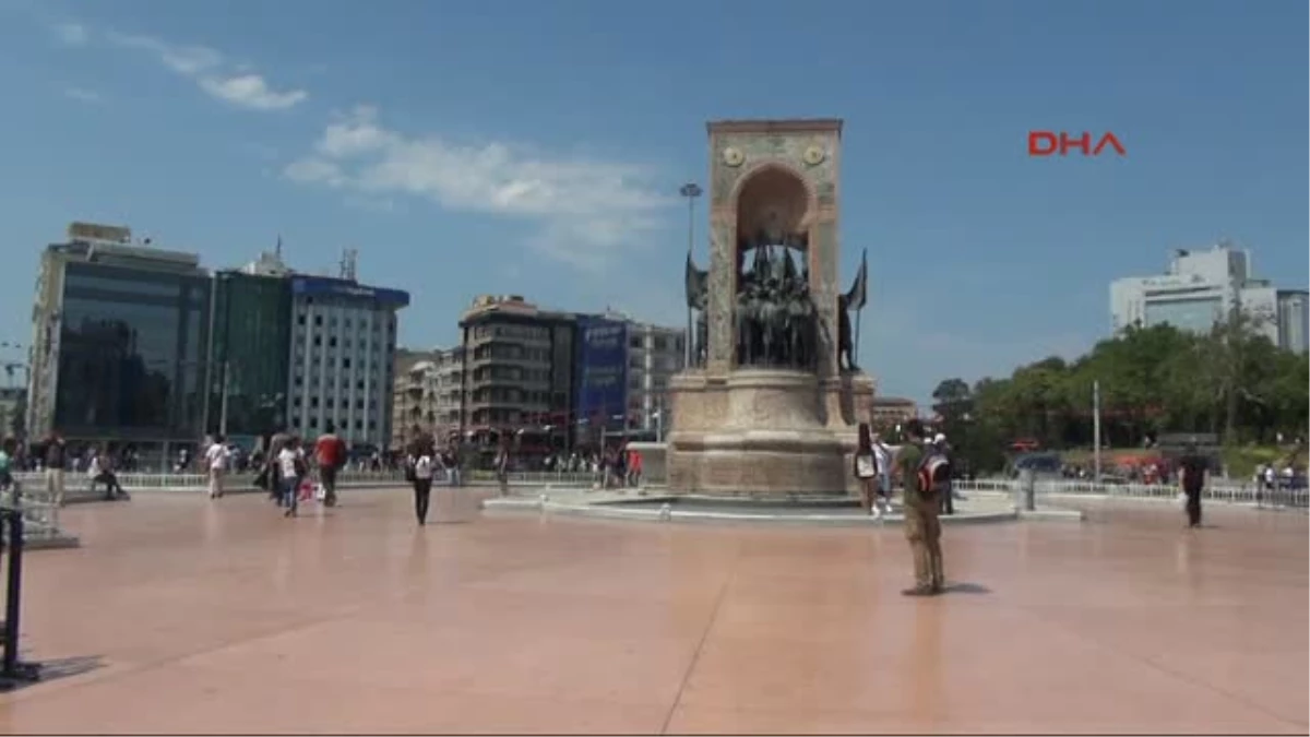 Taksim Meydan\'ında İlginç Pankart