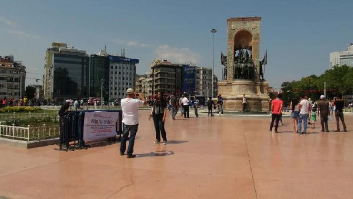 Taksim Meydan\'ında İlginç Pankart