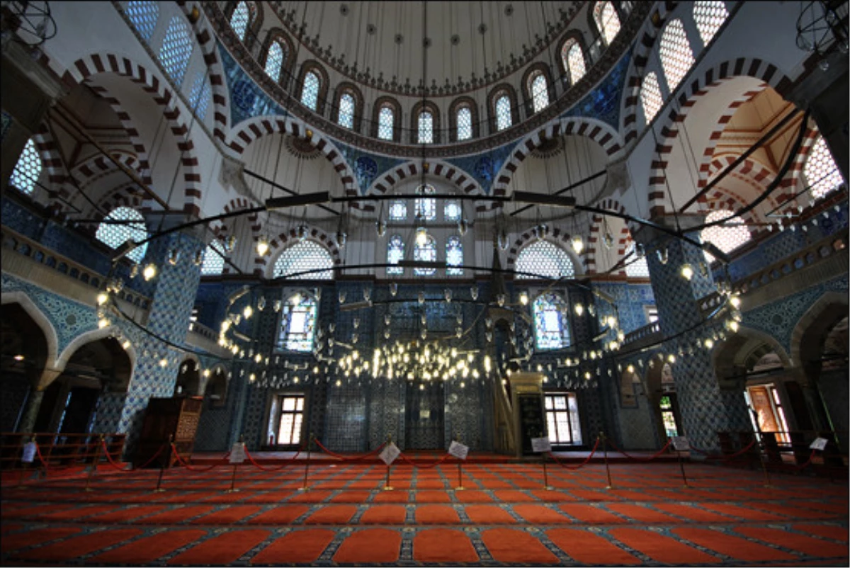 Tarihi Rüstem Paşa Camisi\'ne Ramazan İlgisi