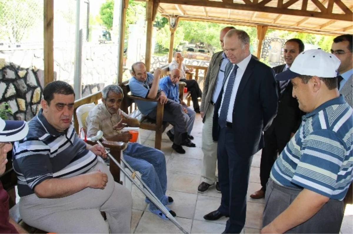 Vali Ceylan, Zihinsel Engelliler Bakım ve Rehabilitasyon Merkezini Ziyaret Etti