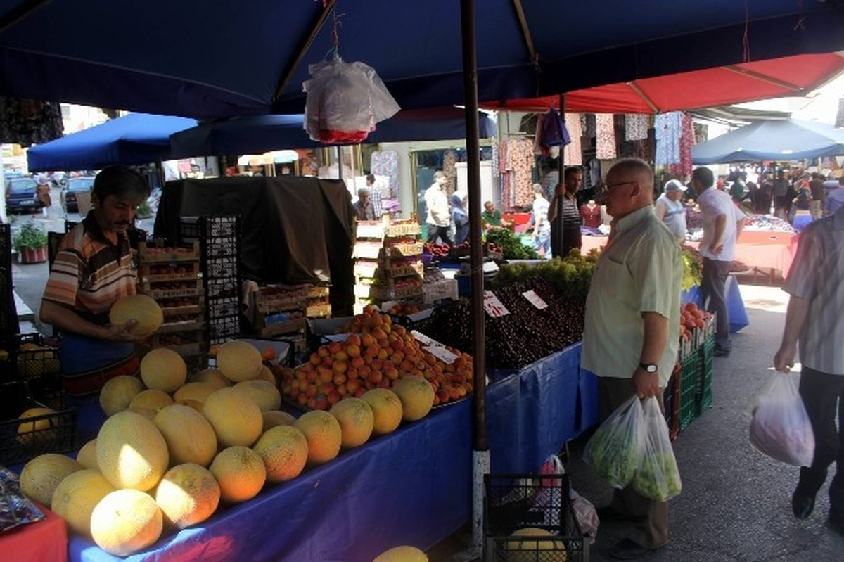 Yaz Meyveleri Pazarı Şenlendirdi