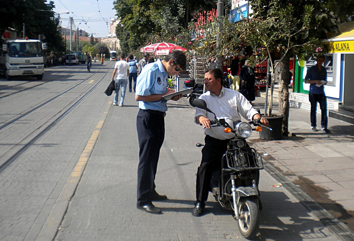 Zabıtadan Yaya Yollarında Motosiklet Kontrolü