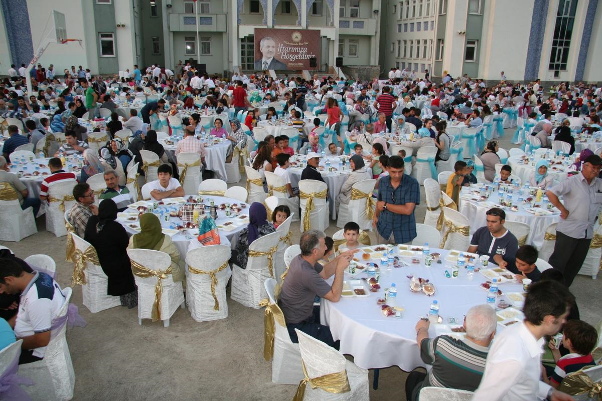 Adapazarı Belediyesinden 3 Bin Kişilik İftar