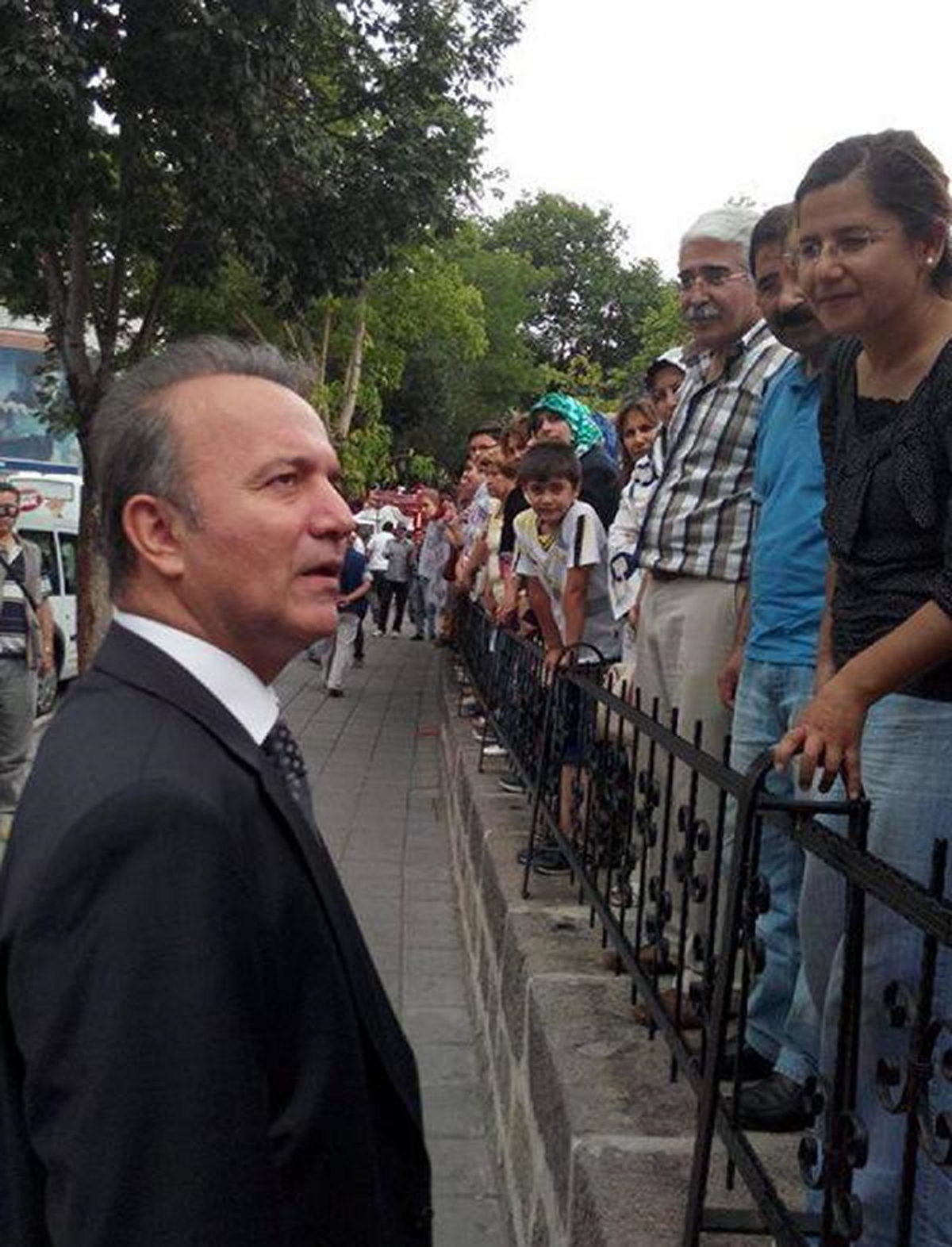 Afyonkarahisar Valisi, Eylemci Öğrencileri Dinledi
