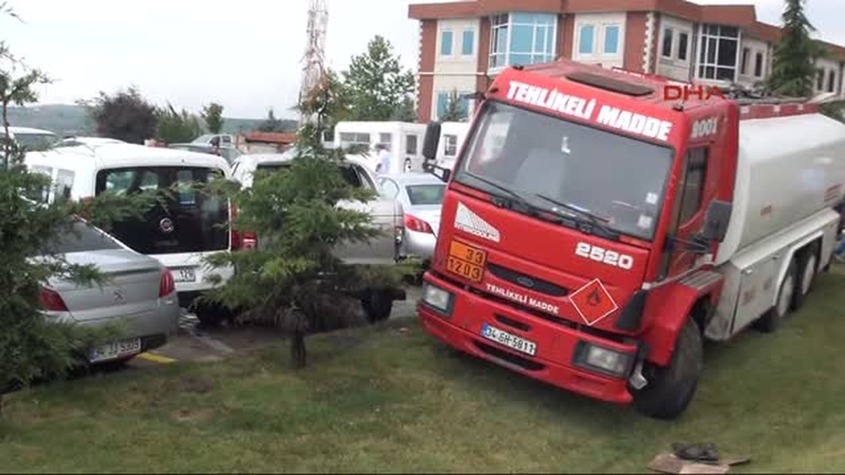 Akaryakıt Tankeri Park Halindeki 4 Araca Çarptı, Sürücüsü Kaçtı