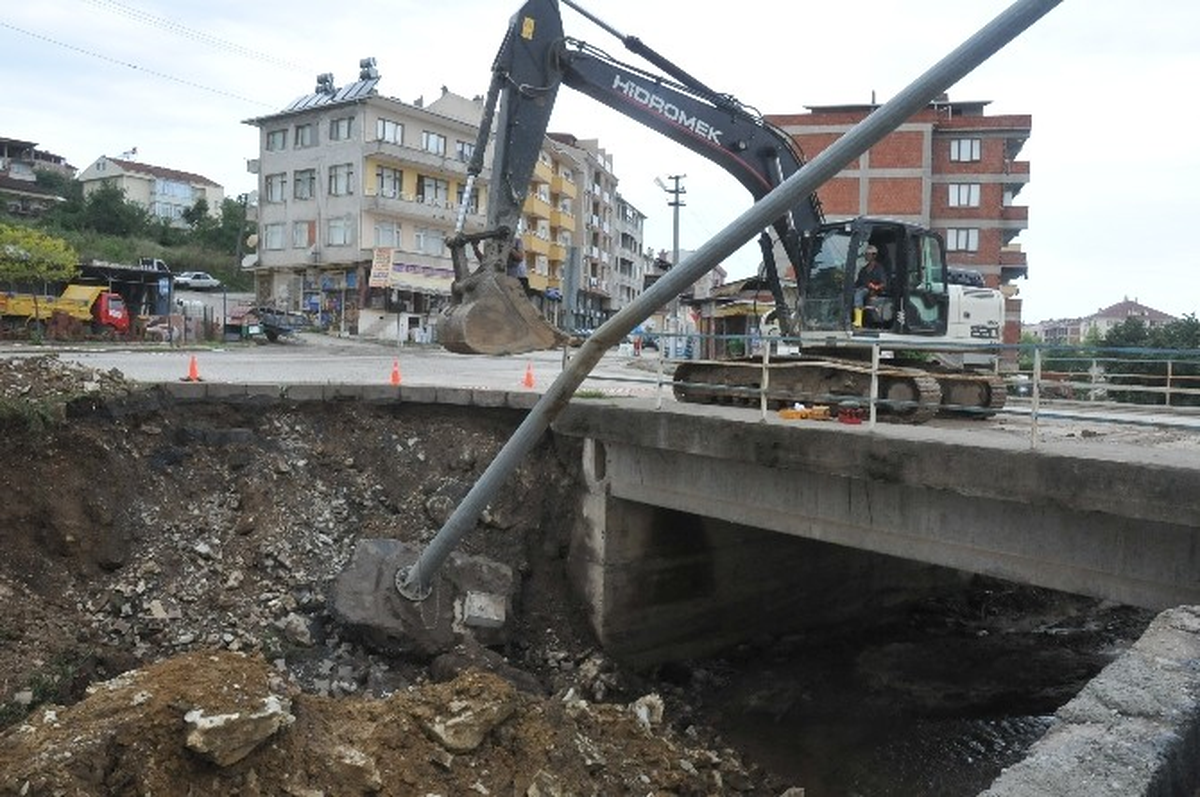 Akçakoca\'da Sel Mobese Direğini Yıktı