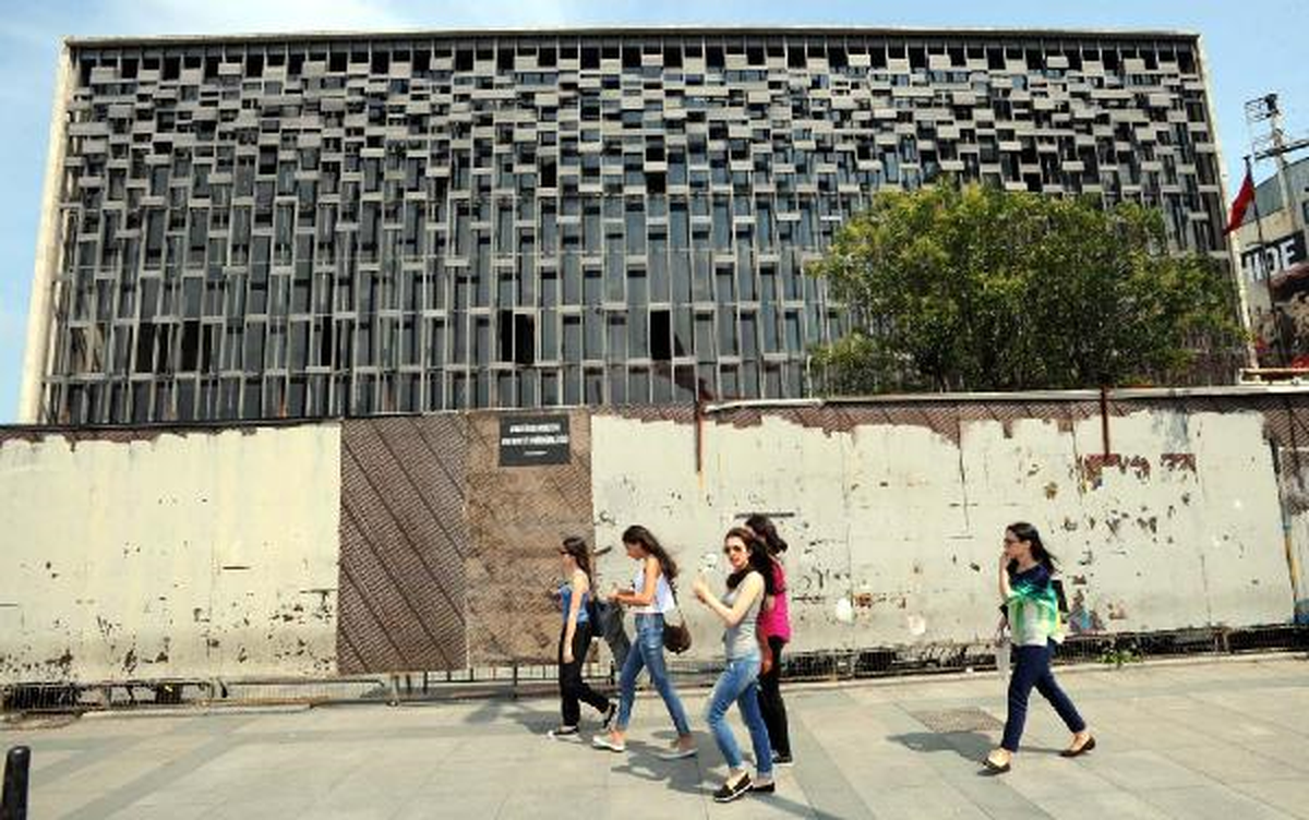 Polis Gezi\'de Konuşlandığı AKM\'nin Ön Kapısını Boşalttı
