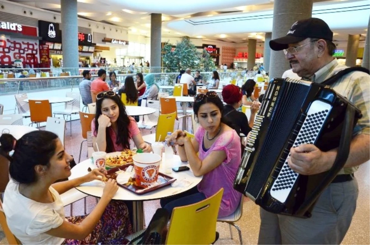 Akordiyon Dinletisi ile İftar Vakti