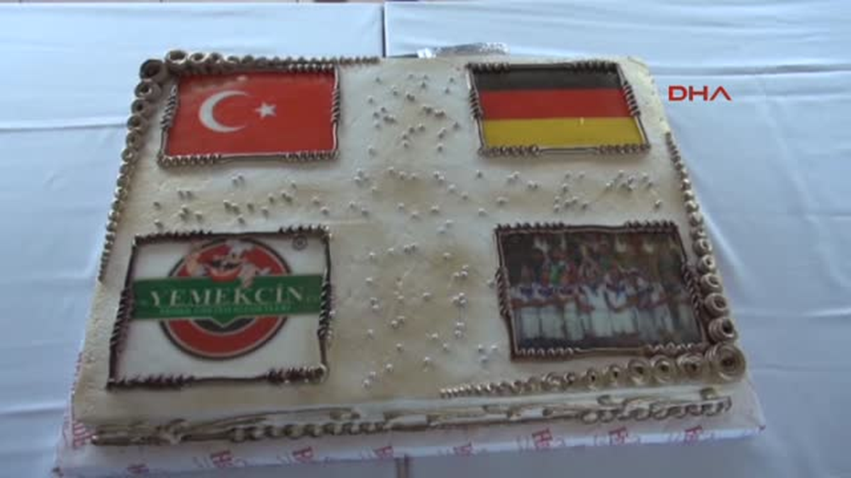Alman Üssünde Şampiyonluk Pastası Kestiler