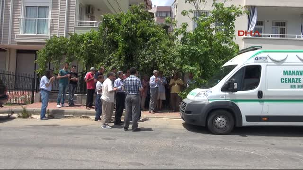 Anneannesinin Boğarak Öldürdüğü Dilek\'in Cenazesini Babası Teslim Aldı