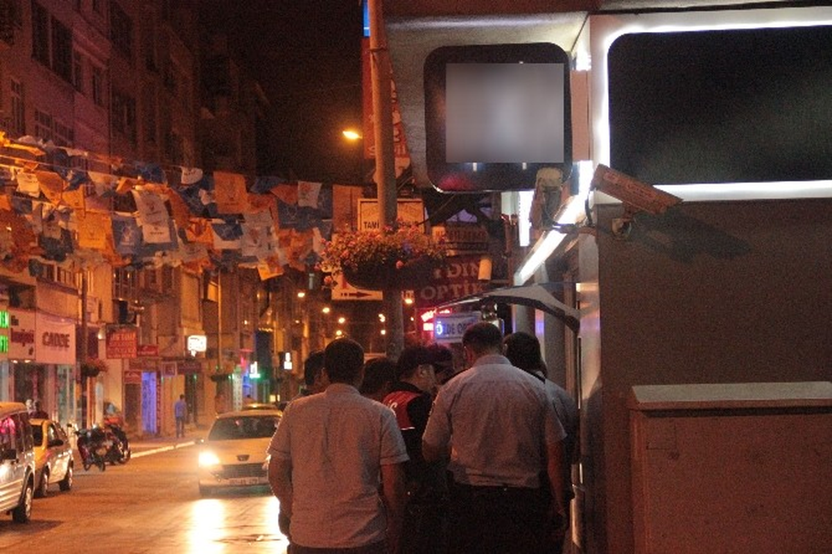 Atm\'ye Kopyalama Cihaz Takıldı İhbarı Polisi Alarma Geçirdi