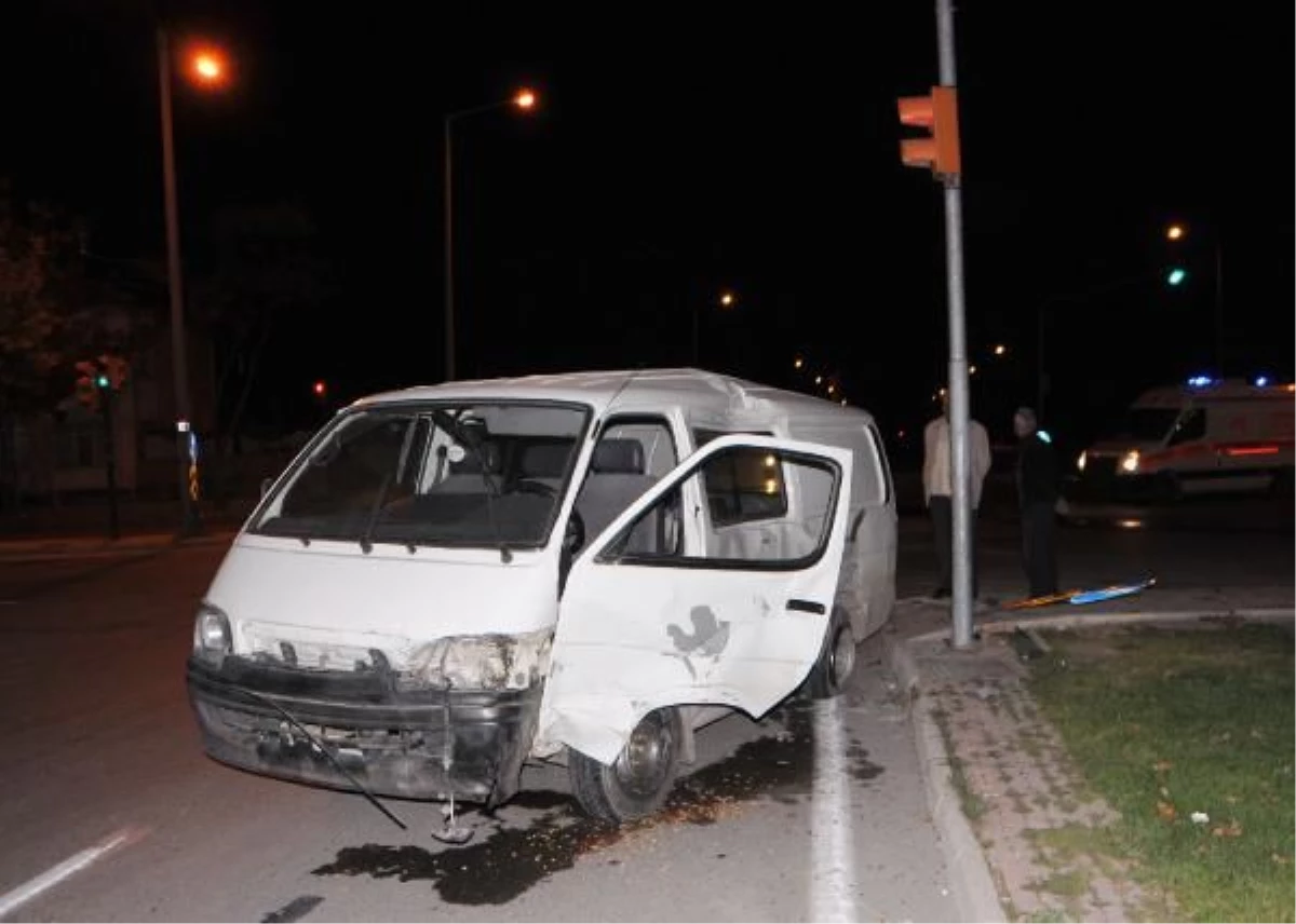 Konya\'da Minibüsle Otomobil Çarpıştı: 2 Yaralı