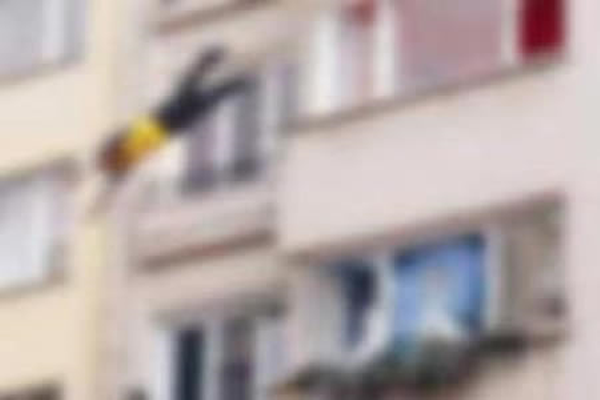 Balkondan Düşen Küçük Kız Yoğun Bakımda