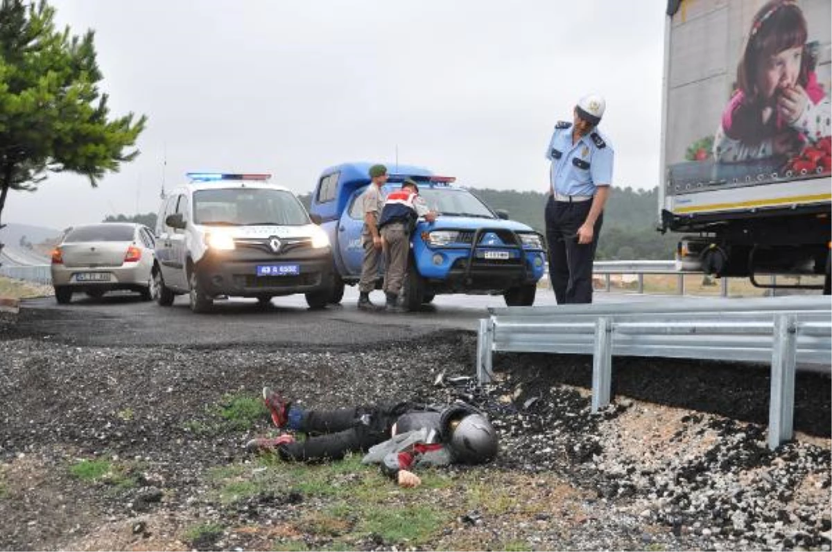 Kütahya\'da Bariyerlere Çarpan Motosiklet Sürücüsü Öldü
