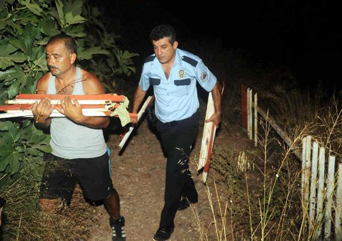 Çaldığı Demirleri Kucağında Polis Aracına Taşıdı