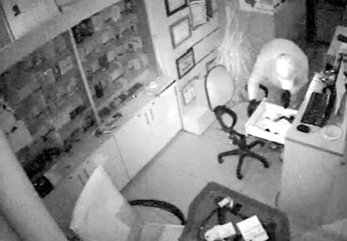 Erzincan\'da Cep Telefonu Mağazasına Giren Hırsız Kameraya Yakalandı