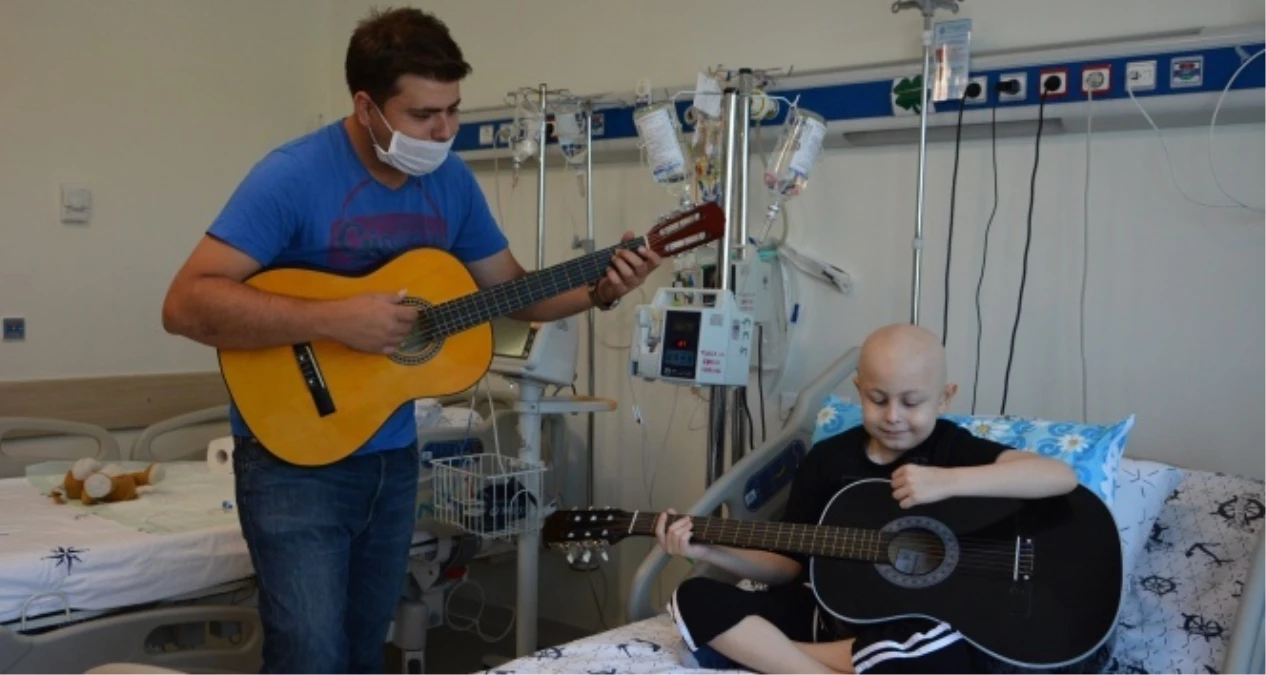 PAÜ Hastanesinde Çocuk Hastalara Gitar Kursu