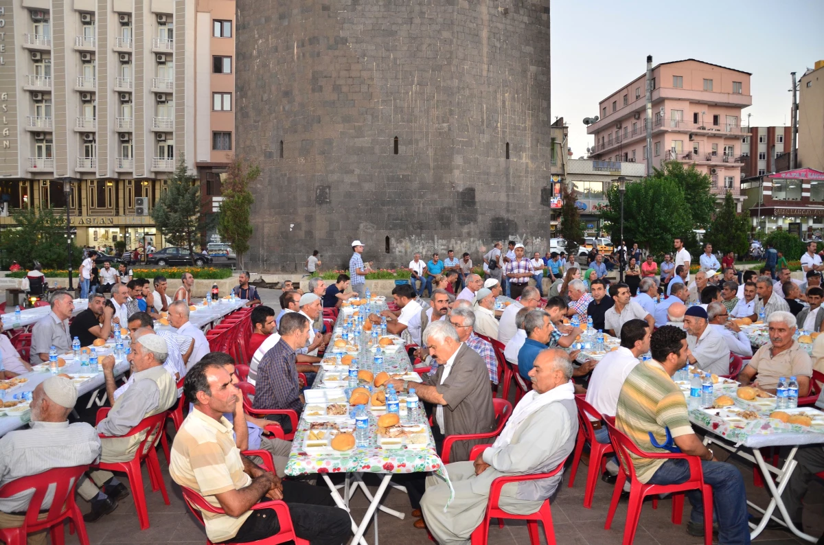 Diyarbakır İftar Çadırına Sahip Ćıktı