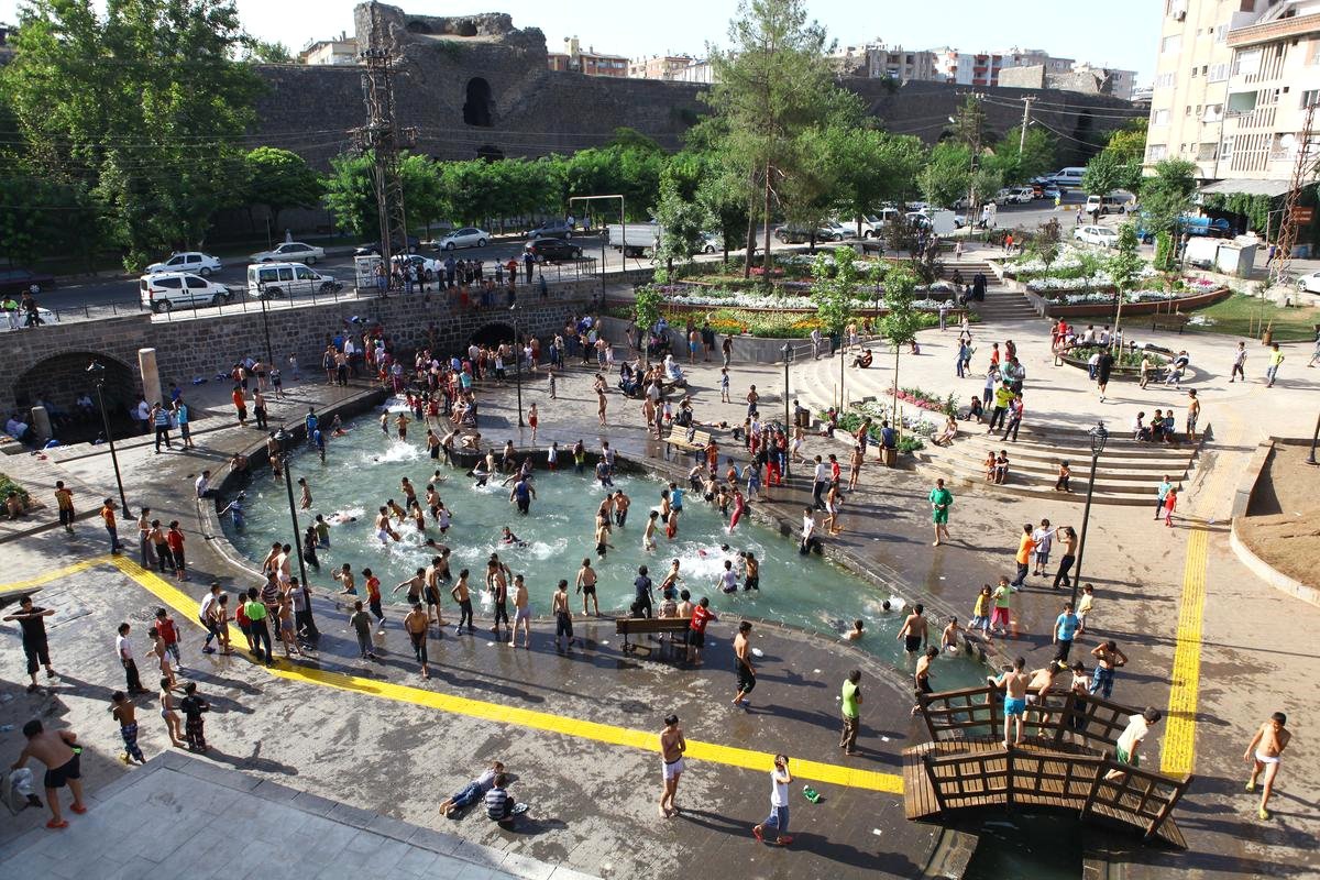 Diyarbakırlı Çocuklar Süs Havuzunda Serinliyor