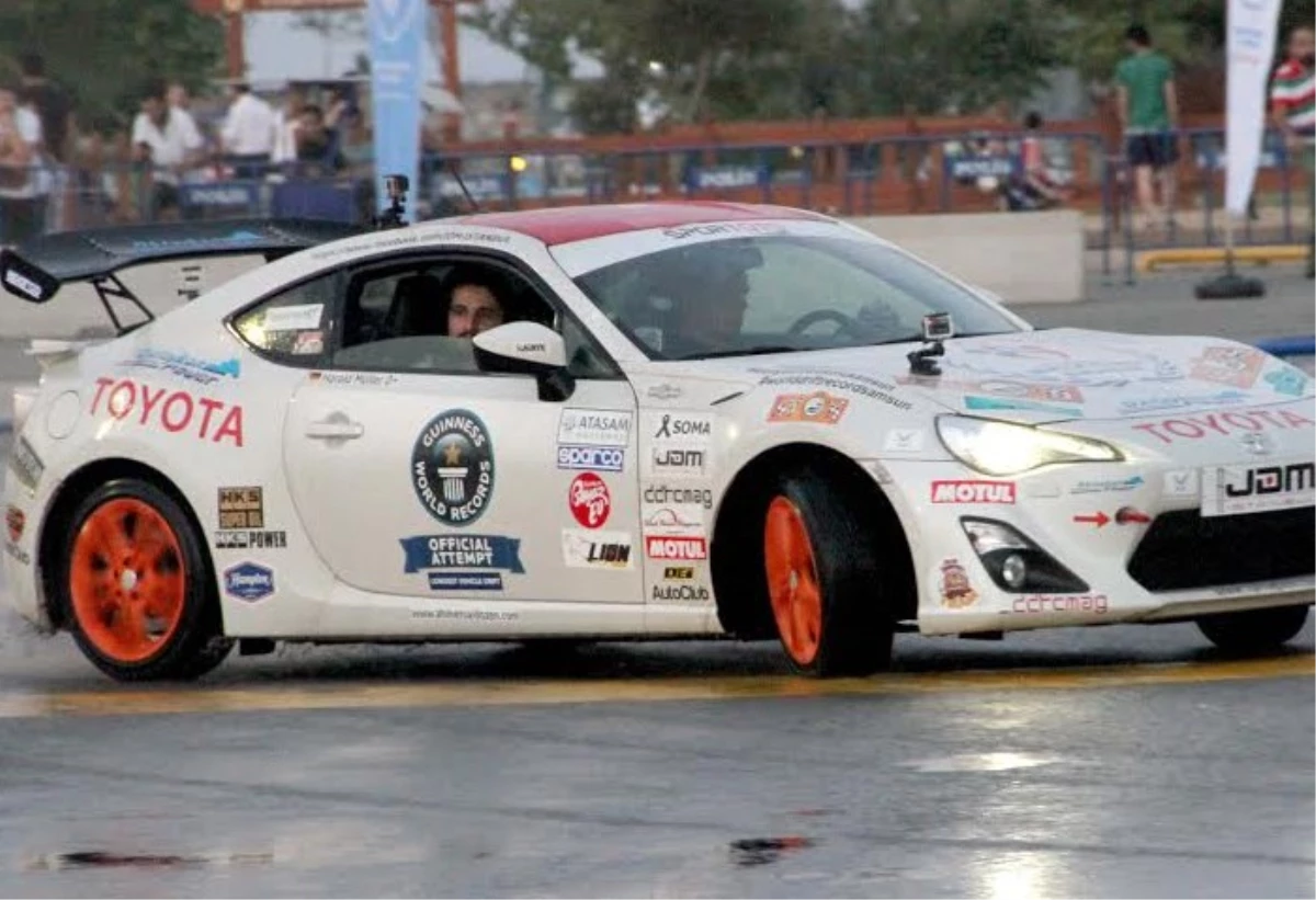 Toyota GT86 faz drift por 165 km e quebra recorde mundial