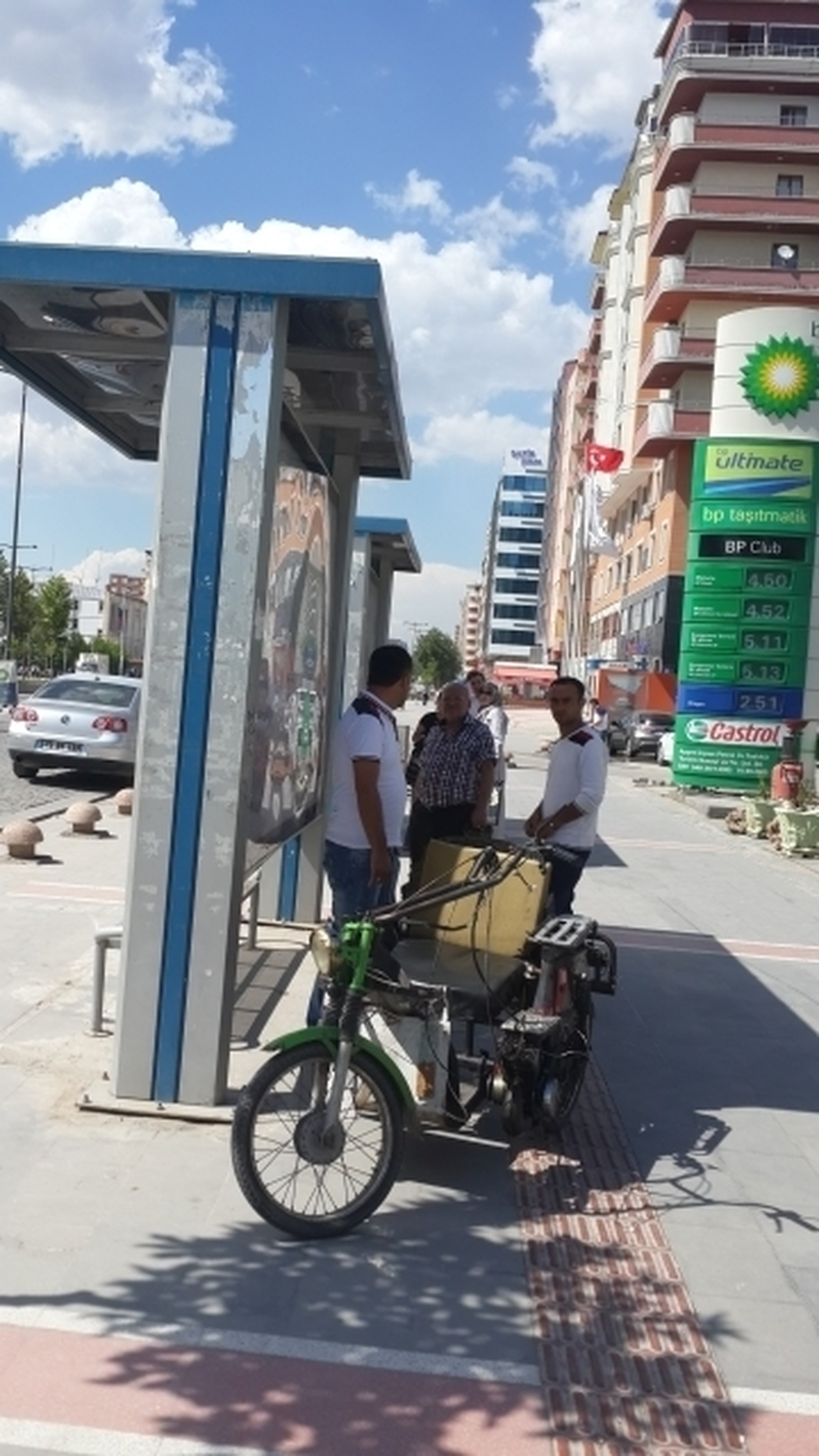 Durağın Arkasına Sığınıyorlar