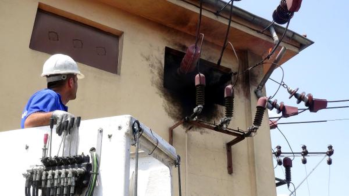 Elektrik Tellerindeki Yangın, Pet Şişe ile Söndürüldü