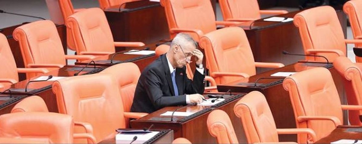 Engin Alan, TBMM Grup Sıralarında Yalnız Oturdu
