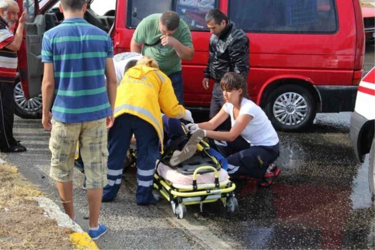 Ezine\'de Trafik Kazası; 2 Yaralı