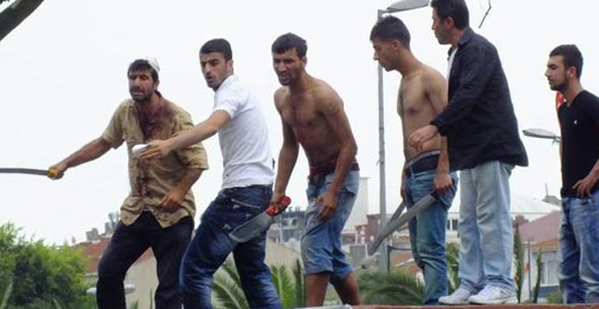 Fatih Belediyesi Önünde Seyyar Satıcılar Satırlarla Kendini Yaraladı